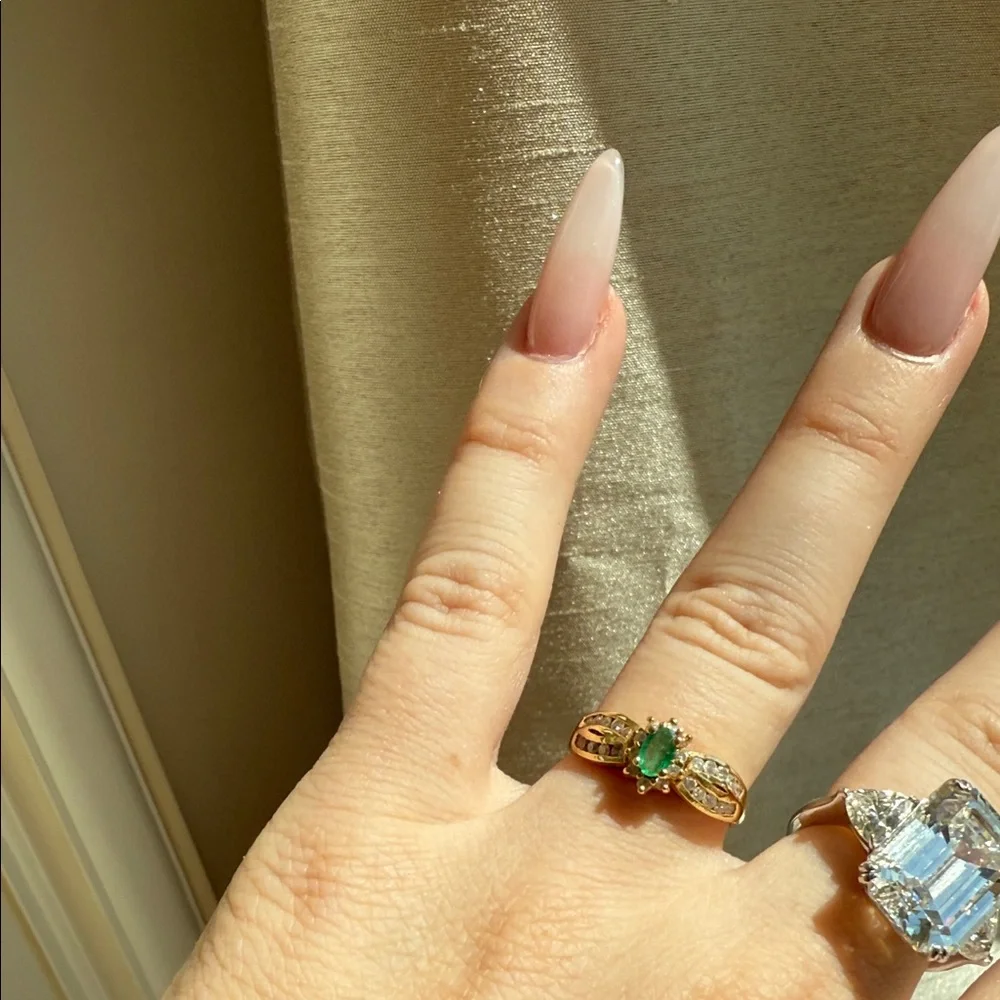 18KT GOLD EMERALD & DIAMOND RING - Picture 2 of 5